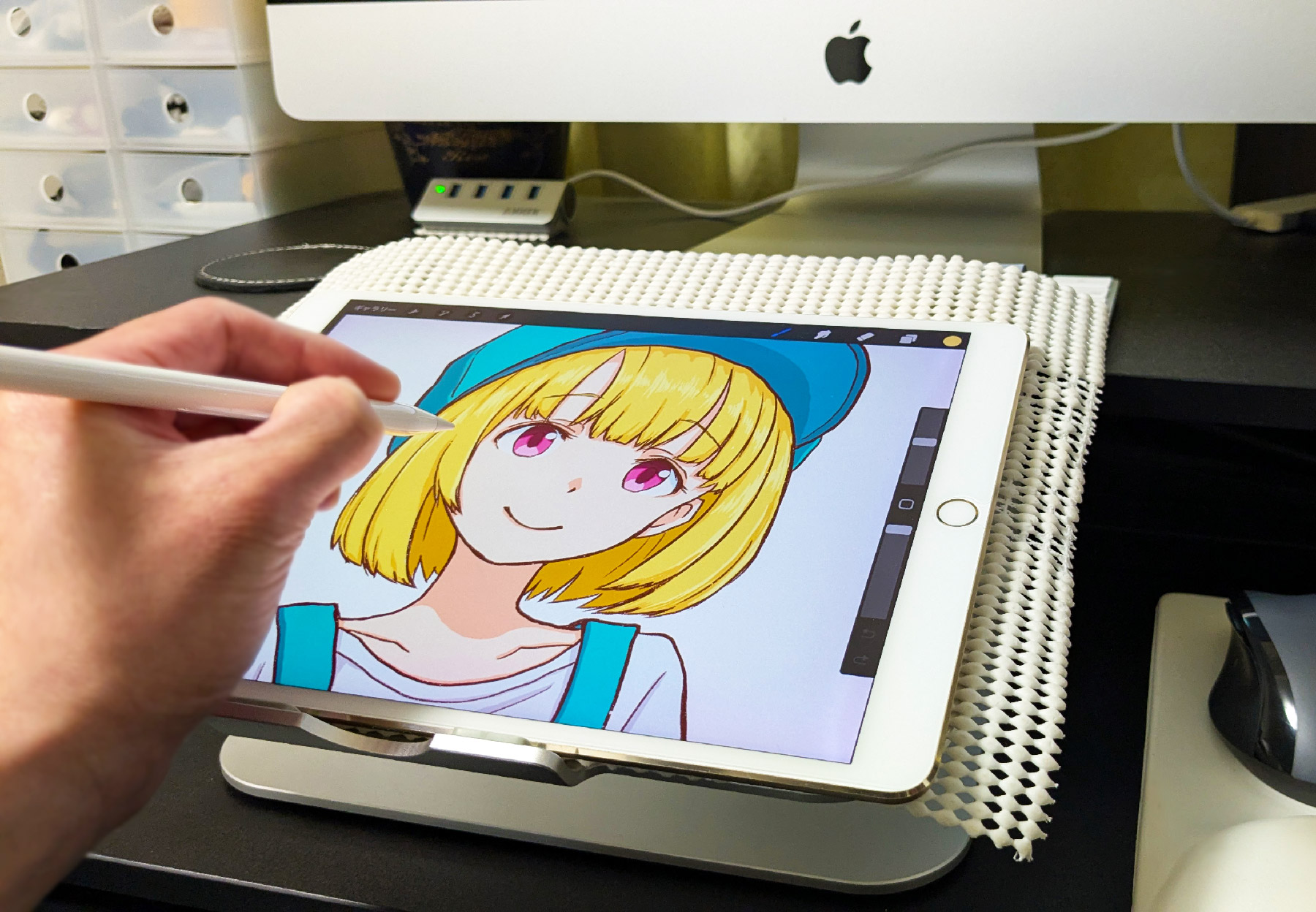 スタンドに iPad を置いて描いている様子